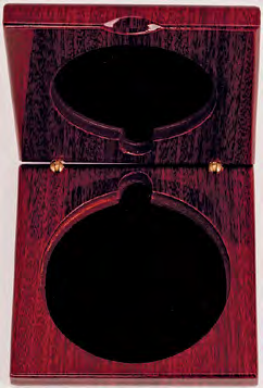 LUXOR_PIANO_FINISH_MEDAL_BOX – catalogue page 389